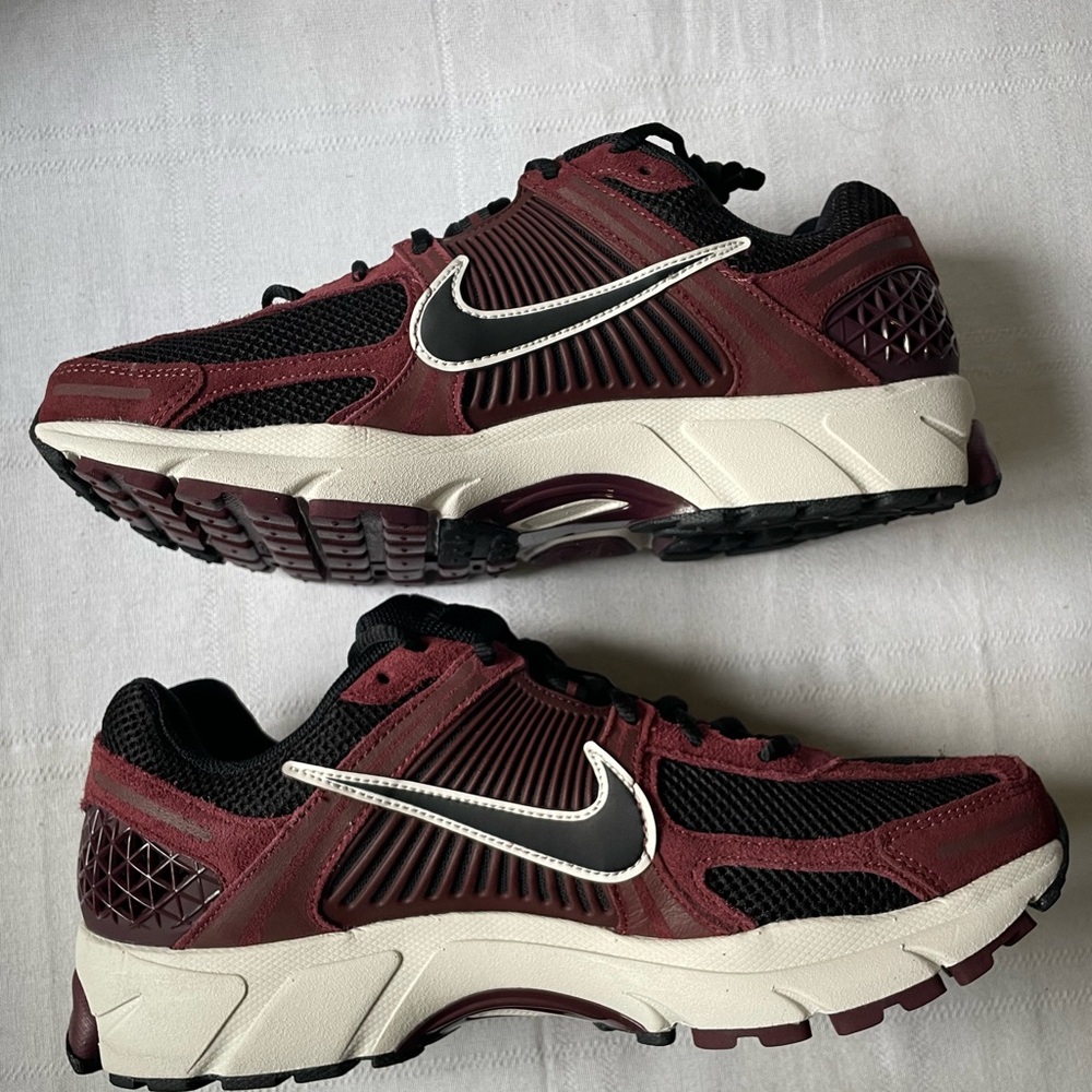 Nike Zoom Vomero 5 Dark Team Red White Black Sneakers Men's Size 11 HF1553-601 - Picture 7 of 8